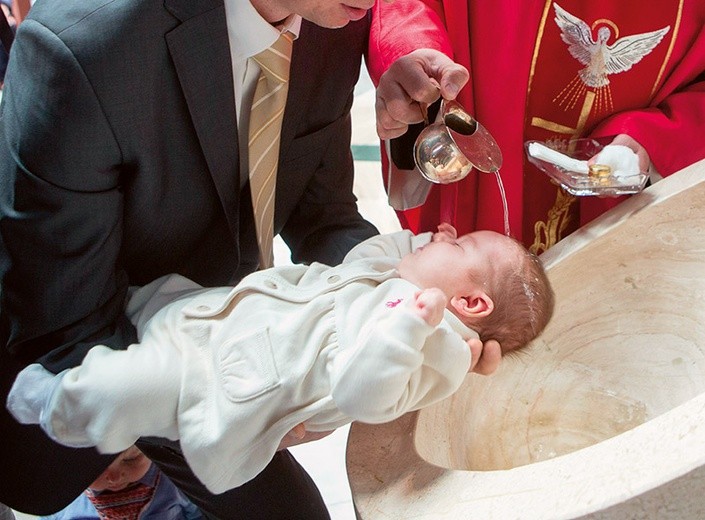 Duch Święty przychodzi do każdego chrześcijanina już w sakramencie chrztu i towarzyszy nieustannie ze swoimi darami.