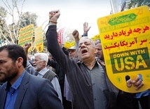 Antyamerykańska demonstracja przed budynkiem byłej ambasady USA w Teheranie 4 listopada 2018 r. Dwa dni wcześniej Donald Trump ogłosił nałożenie sankcji na Iran.