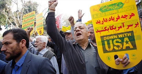 Antyamerykańska demonstracja przed budynkiem byłej ambasady USA w Teheranie 4 listopada 2018 r. Dwa dni wcześniej Donald Trump ogłosił nałożenie sankcji na Iran.