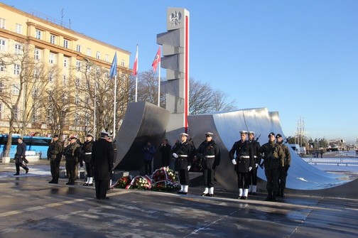 Na zakończenie uroczystości złożono kwiaty przy pomniku Polski Morskiej