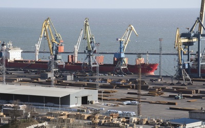 Zatrzymani przez Rosjan ukraińscy marynarze są wywożeni z Krymu