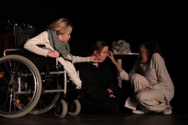 Teatr 40 Serc zaprezentował spektakl inspirowany baśnią Hansa Christiana Andersena "Jestem. Brzydkie kaczątko - historia prawdziwa'", który opowiada o dziewczynie walczącej z odrzuceniem i brakiem akceptacji