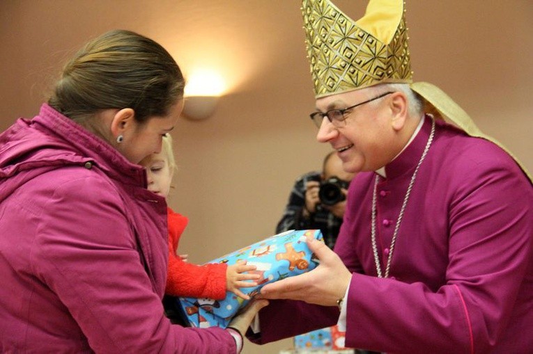 Biskup Artur bardzo dobrze czuje się w roli św. Mikołaja