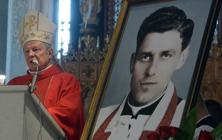 Homilię wygłosił bp Henryk Tomasik. Z prawej fotografia ks. Romana Kotlarza