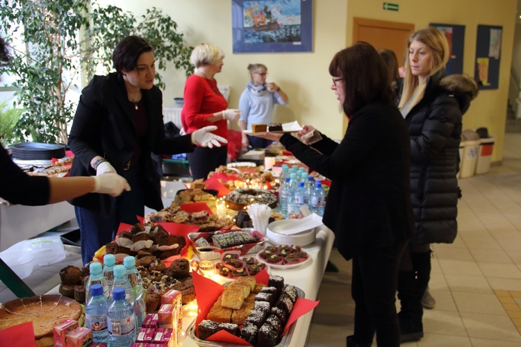 Gdyńska szkoła jezuitów wsparła hospicjum Bursztynowa Przystań