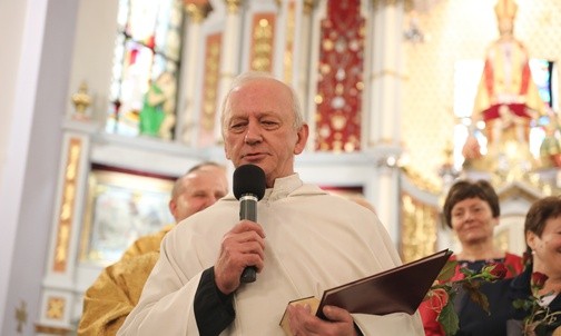 Pierwszą statuetkę odebrał z rąk bp. Pindla ks. kan. Marian Brańka, który także podziękował w imieniu wyróżnionych