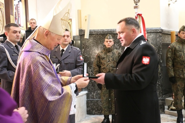 Pamiątkowa tablica w kościele garnizonowym