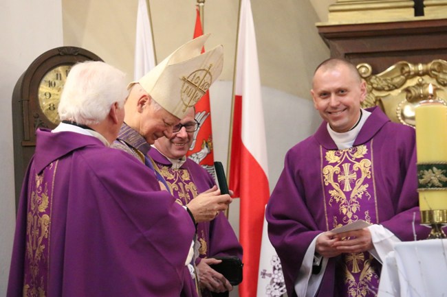 Pamiątkowa tablica w kościele garnizonowym