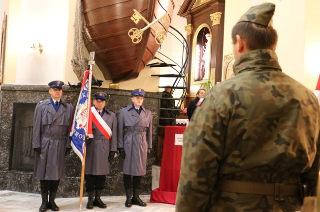 Pamiątkowa tablica w kościele garnizonowym