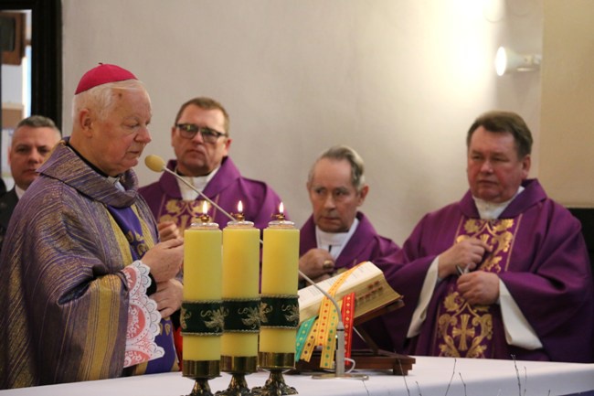 Pamiątkowa tablica w kościele garnizonowym