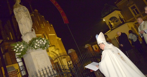 Podobnie jak w latach poprzednich aktu zawierzenia dokona bp Henryk Tomasik. On również będzie przewodniczył Eucharystii