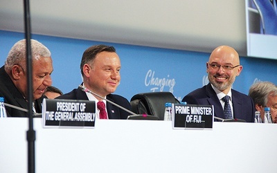 Ceremonia otwarcia. Od lewej: Frank Bainimarama, premier Fiji, Andrzej Duda, prezydent Polski, i Michał Kurtyka, wiceminister środowiska. 