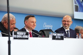 Ceremonia otwarcia. Od lewej: Frank Bainimarama, premier Fiji, Andrzej Duda, prezydent Polski, i Michał Kurtyka, wiceminister środowiska. 