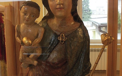 Najstarsza wśród eksponatów figura Matki Bożej z Dzieciątkiem z I połowy XV wieku.