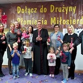 ▲	Kościelna organizacja charytatywna rozprowadzi w całej diecezji 90 tys. świec. Każdy z nas może dołączyć do Drużyny Płomienia Miłosierdzia.