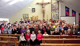 ▲	Uczestnicy ostatnich rekolekcji dla parafialnych zespołów Caritas w Rokitnie.