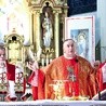 ▲	Mszy św. przewodniczył bp Andrzej Jeż. Z lewej proboszcz i kustosz miejscowego sanktuarium  MB z Lourdes ks. Józef Golonka.