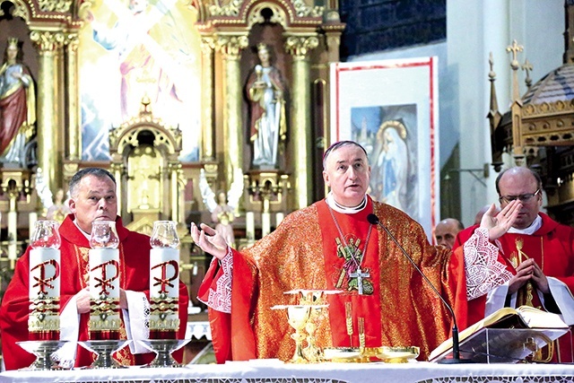 ▲	Mszy św. przewodniczył bp Andrzej Jeż. Z lewej proboszcz i kustosz miejscowego sanktuarium  MB z Lourdes ks. Józef Golonka.