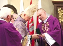 Biskupowi Adamowi Odzimkowi okolicznościową odznakę wręczył ks. Kryspin Rak.