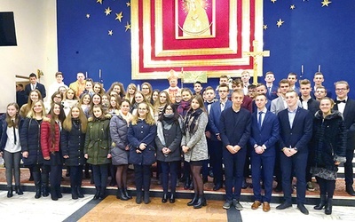 Do wspólnej fotografii z kaesemowiczami stanęli bp Henryk Tomasik i Grzegorz Łabądź, diecezjalny asystent KSM.