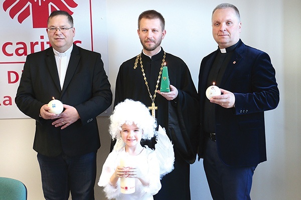 Do wsparcia  kampanii zachęcają (od lewej) ks. Wojciech Rudkowski,  ks. Paweł Sidoruk i ks. Robert  Kowalski, dyrektor radomskiej Caritas.