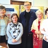 Wolontariuszki z ks. Andrzejem Pacholikiem SDS, kapelanem hospicjum. Od lewej: Małgorzata Wolas, Janina Bierska, Elżbieta Klimas i Barbara Szwiec.