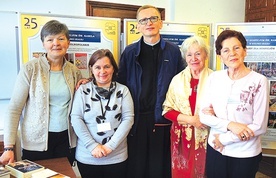 Wolontariuszki z ks. Andrzejem Pacholikiem SDS, kapelanem hospicjum. Od lewej: Małgorzata Wolas, Janina Bierska, Elżbieta Klimas i Barbara Szwiec.