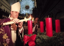 Na początku nieszporów bp Zbigniew zapalił pierwszą świecę  na wieńcu adwentowym.
