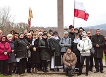 Różaniec w czterech językach u stóp Krzyża Pojednania Narodów.