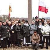 Różaniec w czterech językach u stóp Krzyża Pojednania Narodów.