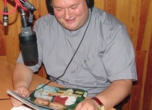 Uśmiechnięty, zawsze z poczuciem humoru, przed nagraniem w studiu Katolickiego Radia Płock.