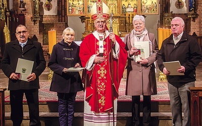 ▼	Metropolita wręczył medale „Prodesse Auso” zasłużonym dla Kościoła warmińskiego.