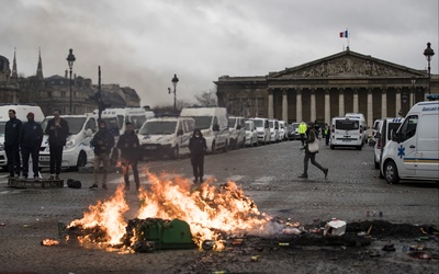Zawieszenie podwyżki akcyzy na paliwo nie zatrzymało protestów we Francji