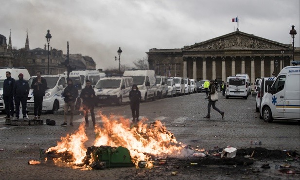 Zawieszenie podwyżki akcyzy na paliwo nie zatrzymało protestów we Francji