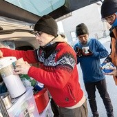 W Ołomuńcu było minus osiem stopni. Pielgrzymi próbowali się ogrzać herbatą z termosu.