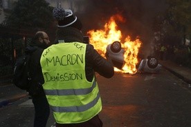 Bp Brunin: Zamieszki we Francji świadczą o kryzysie demokracji