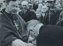 Bp Władysław Goral podczas wizytyacji jednej z parafii
