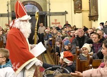 Mikołaj przywitał się z dziećmi.