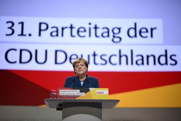 Zjazd CDU owacyjnie żegna Merkel