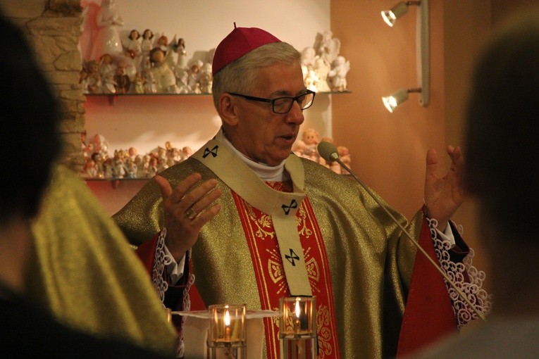 Arcybiskup u chorych dzieci
