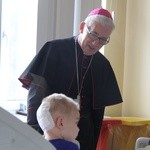 Arcybiskup u chorych dzieci