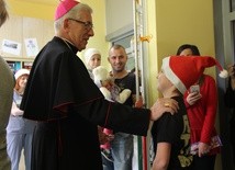 Arcybiskup u chorych dzieci