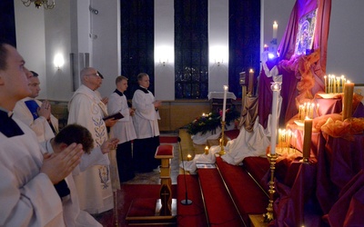 Wspólnej, niecodziennej modlitwie przewodniczył ks. prał. Jarosław Wojtkun, rektor seminarium