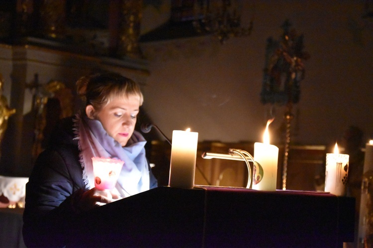 Szczególny jest nastrój Mszy św. w Adwencie o poranku