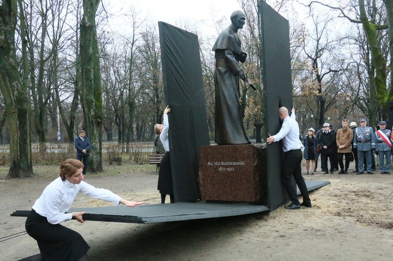 Odsłonięcie pomnika ks. Idziego Radziszewskiego