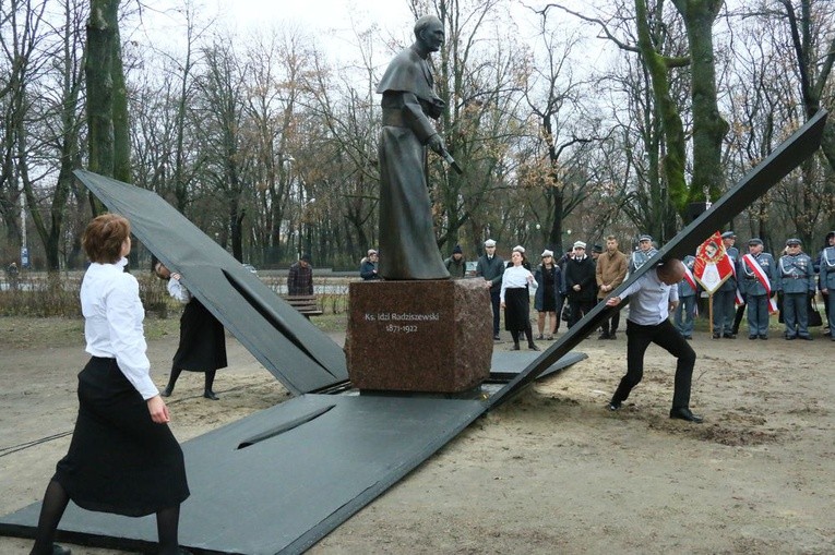 Odsłonięcie pomnika ks. Idziego Radziszewskiego