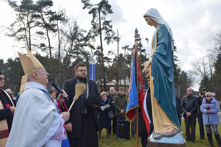 Poświęcenie ronda i figury MB Niepokalanej w Międzyborowie