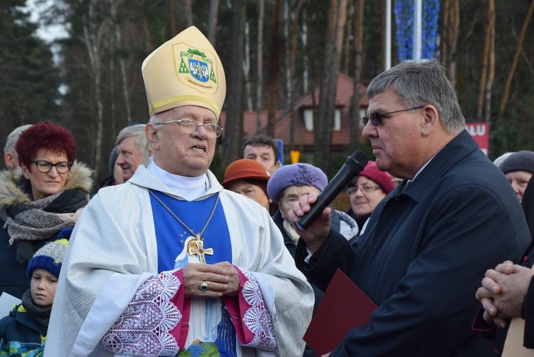 Poświęcenie ronda i figury MB Niepokalanej w Międzyborowie