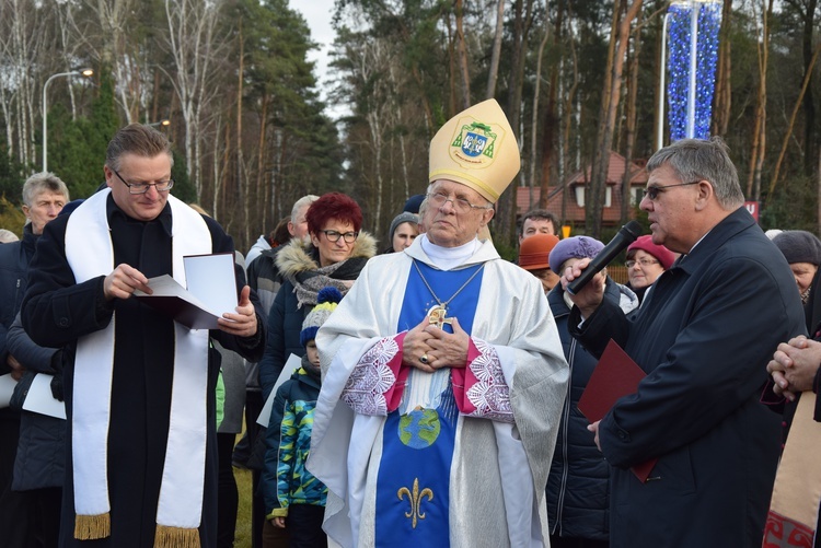 Poświęcenie ronda i figury MB Niepokalanej w Międzyborowie