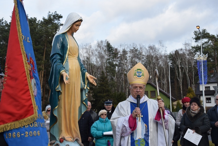 Poświęcenie ronda i figury MB Niepokalanej w Międzyborowie